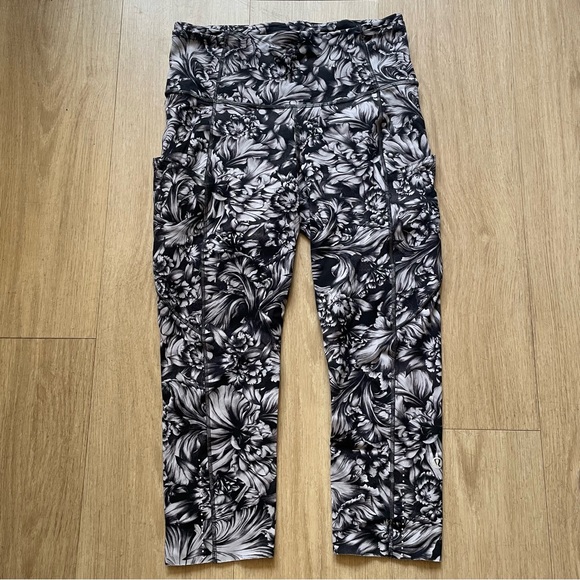 Lululemon women’s floral cropped leggings 19”, size 6 - Picture 1 of 7